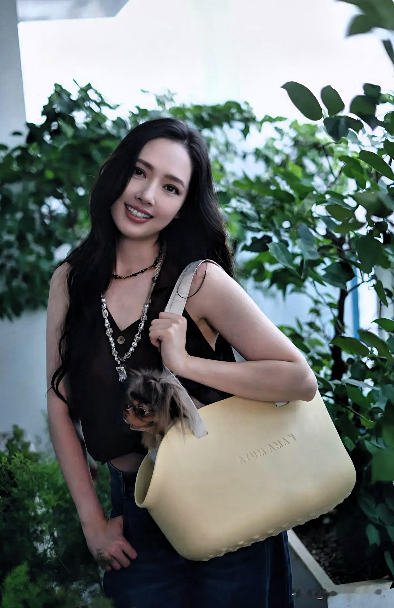我朋友见过郭碧婷，说她真的好漂亮，比电视上还要漂亮一百倍。

温柔的像个小仙女，