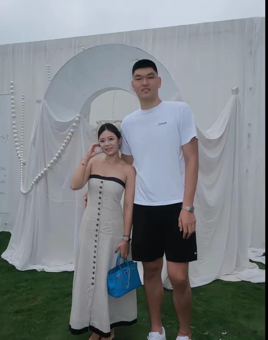 又发现一个CBA最萌身高差的情侣！

休赛期刘雁宇举办了定亲仪式，两人真是最萌身