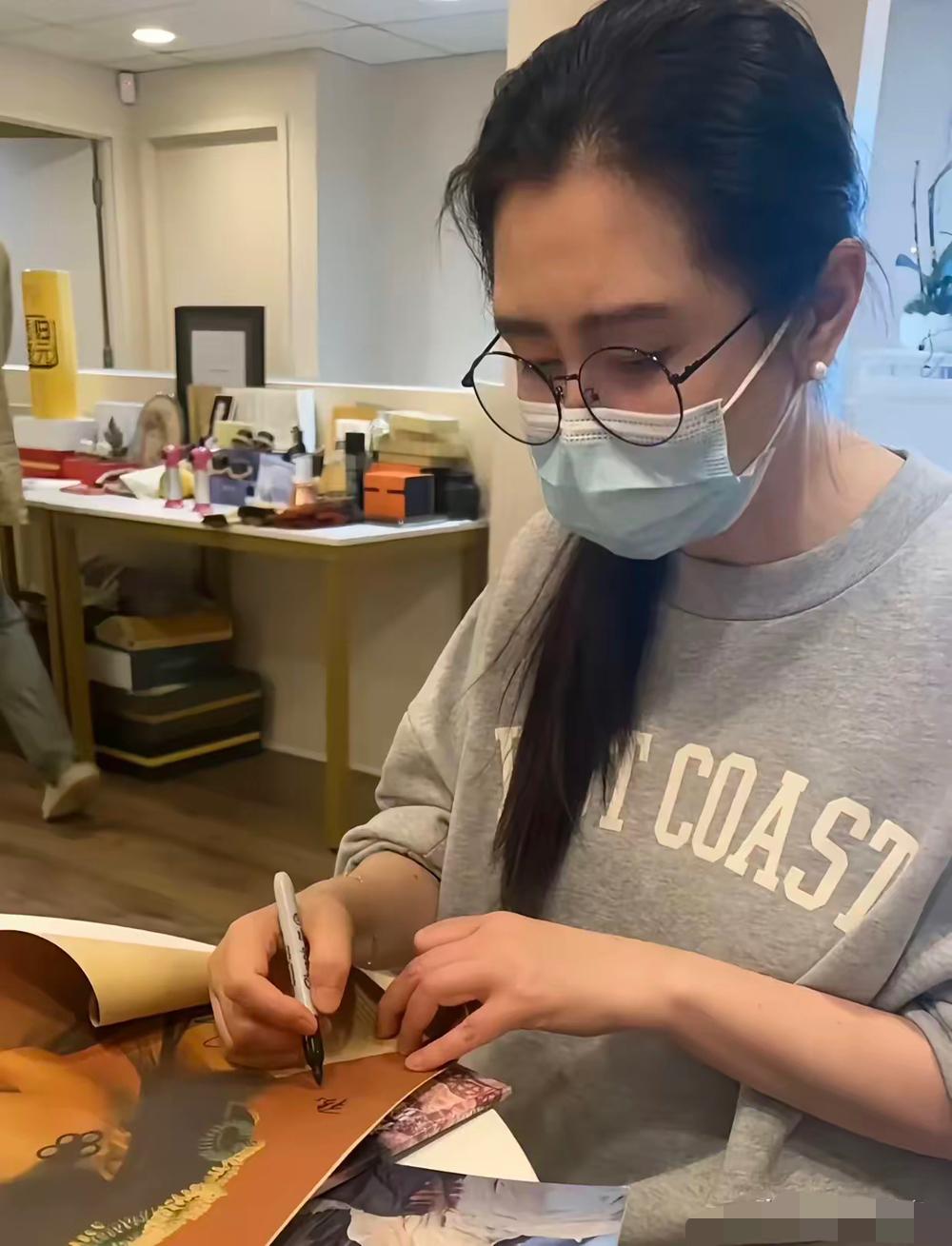 57岁的王祖贤，在台北开了家艾灸馆，这活法也太酷了！

每月躺着收七位数房租，却