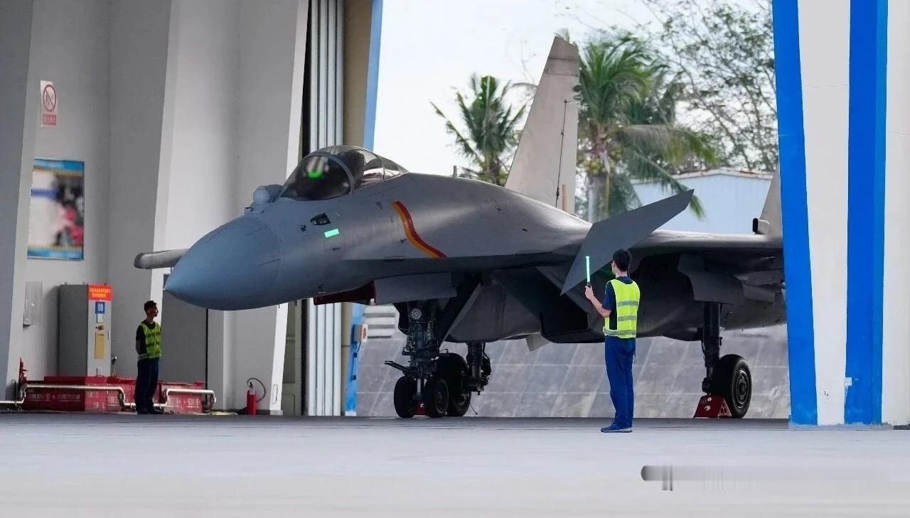 阅兵都结束这么久了，歼十五身上的编队彩条还没有去掉吗？歼-15T可以算是第二代歼