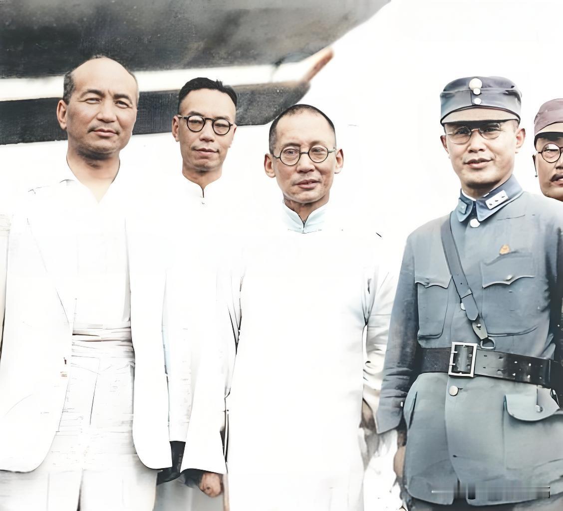图示为龙云、周佛海与褚民谊等一众要员的珍贵合影。时间回溯至1938年12月，汪精