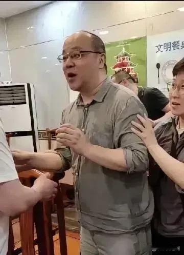 王菲的前夫窦唯现在的状态和以往相比有了很大的变化，现在懂得收拾了，把自己搞得光鲜