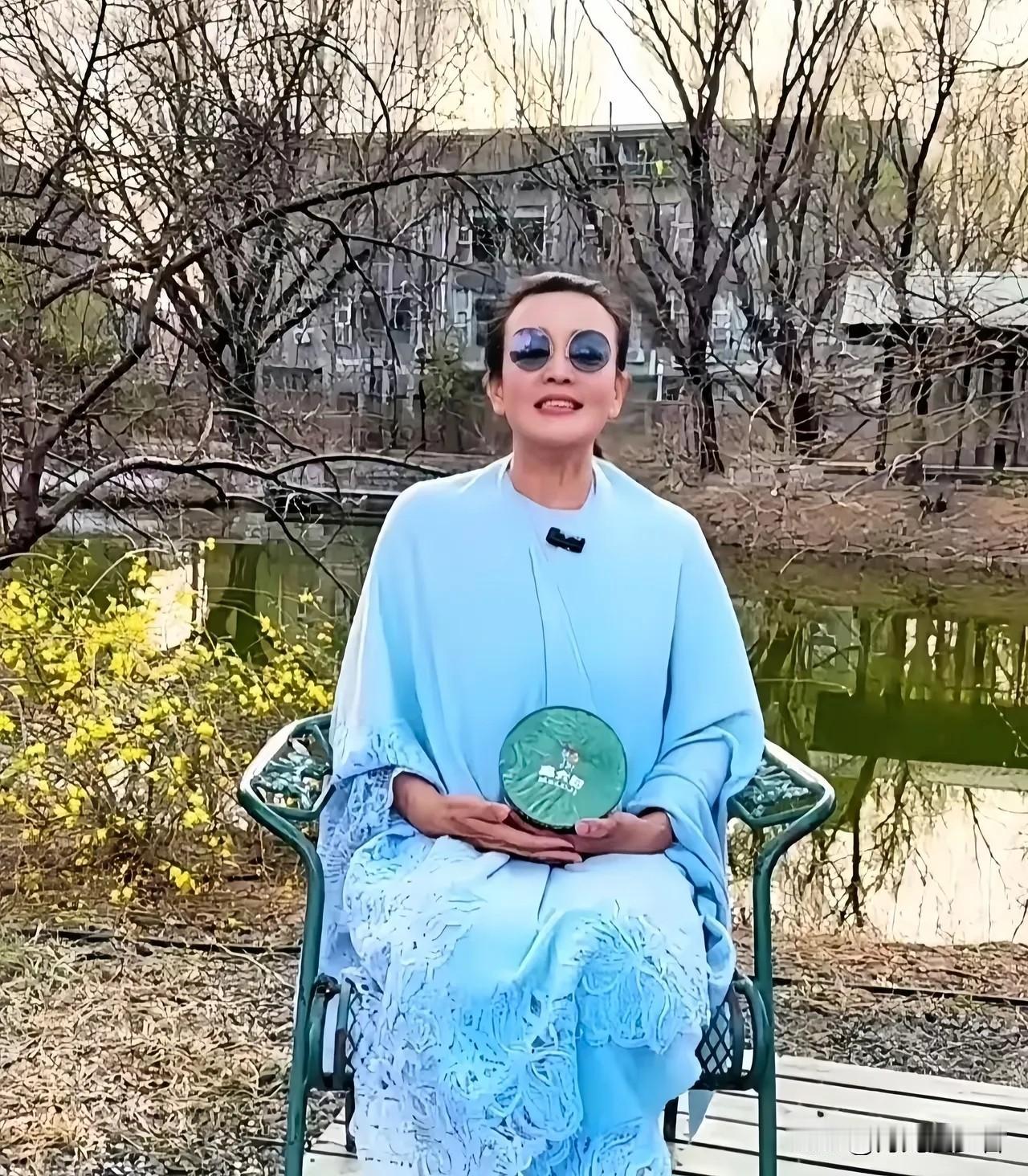 女企业家里，
我最佩服的就是张兰了。
佩服的不是她白手起家做麻六记，而是她这么大