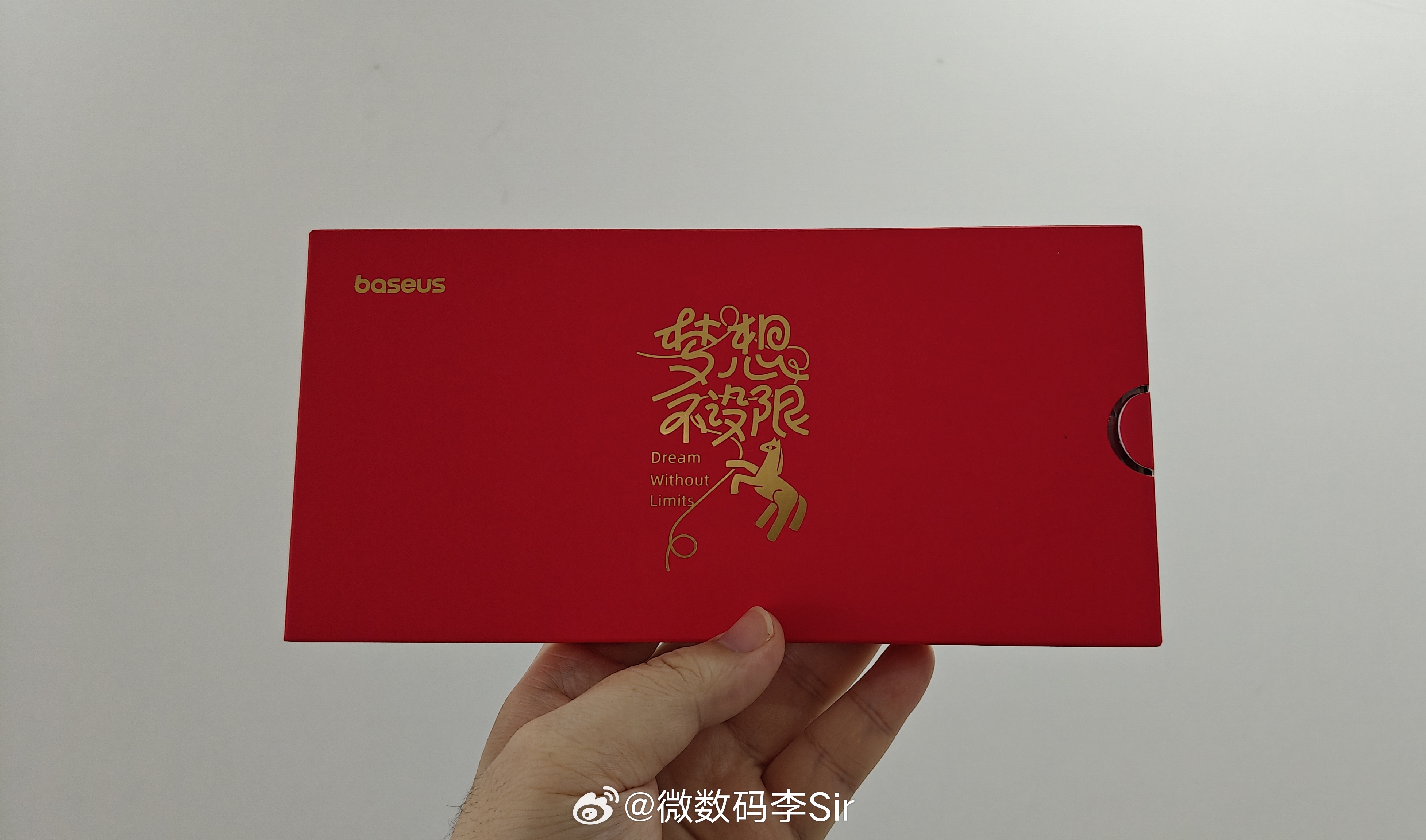 感谢倍思的新年礼盒！🎁这哪里是礼盒，分明是新年的音乐盒呀～把马年金币投进旋转木