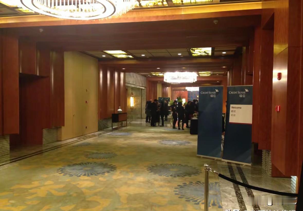 太离谱了！上海，大年初一，女子为了孝敬母亲，带老人入住上万元的上海顶奢酒店。因长