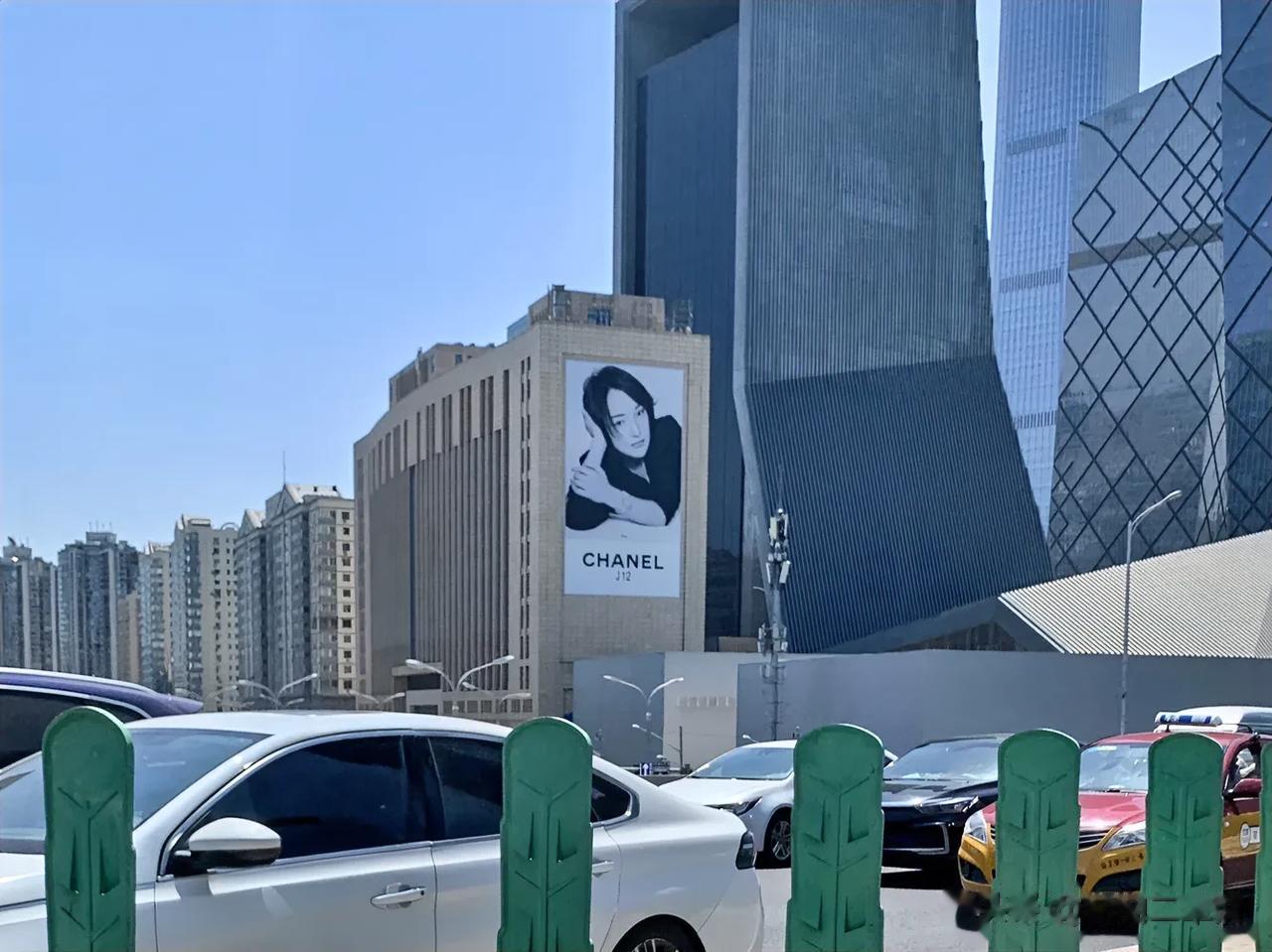 东三环的气质美女：我就静静的看你们晒太阳。黑白照，素面朝天，每天路过都忍不住看一