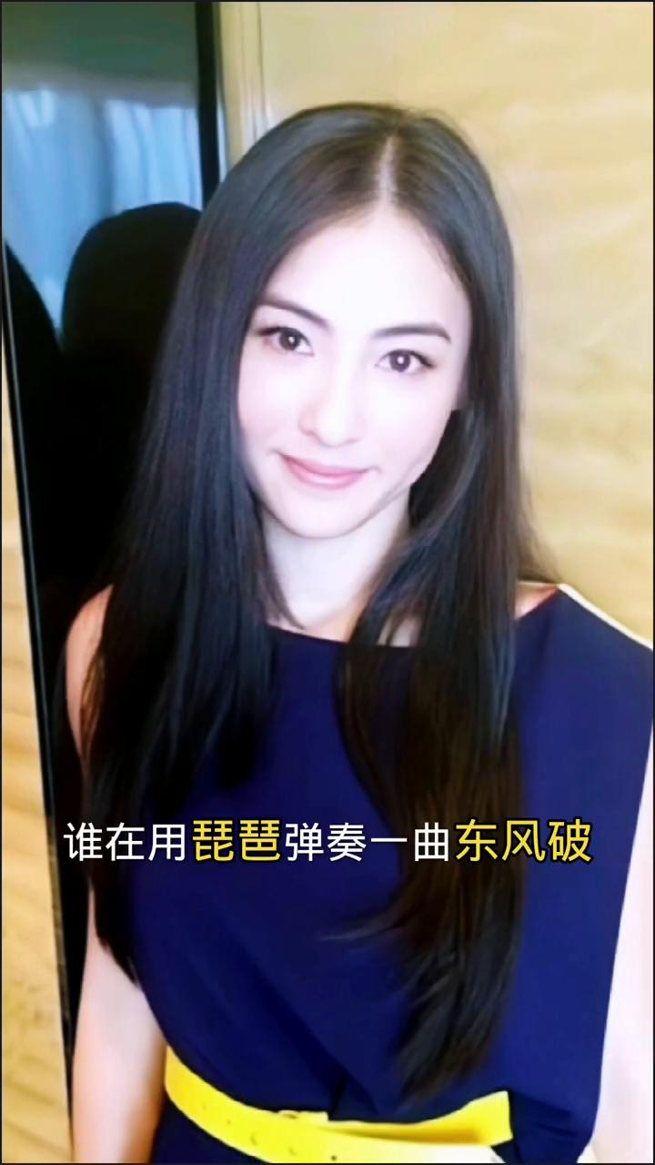 谁在用琵琶弹奏一曲东风破，岁月在墙上剥落看见小时候，犹记得那年我们都还很年幼，而