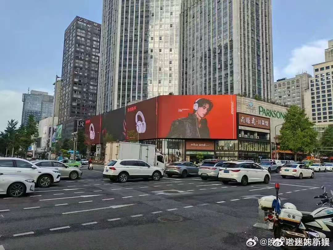 王鹤棣Bose地广大屏王鹤棣Bose大屏地广王鹤棣Bose地广大屏，帅，好帅呀 