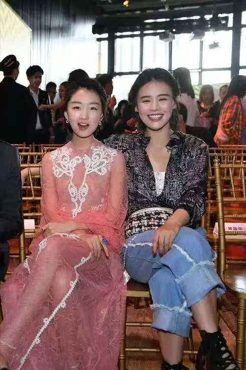 周冬雨亮相马思纯新片首映马思纯每次被喊东玉都想到冬雨 周冬雨说“马思纯演的叫东玉