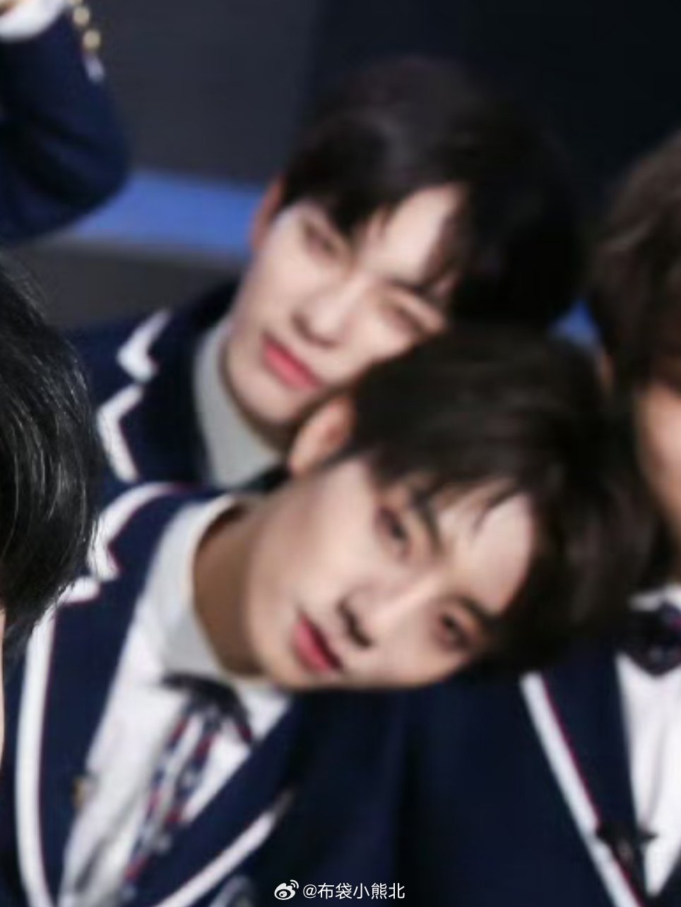 翻看你们刚出道的合照 深明大义你们能不能为了我和好💧 