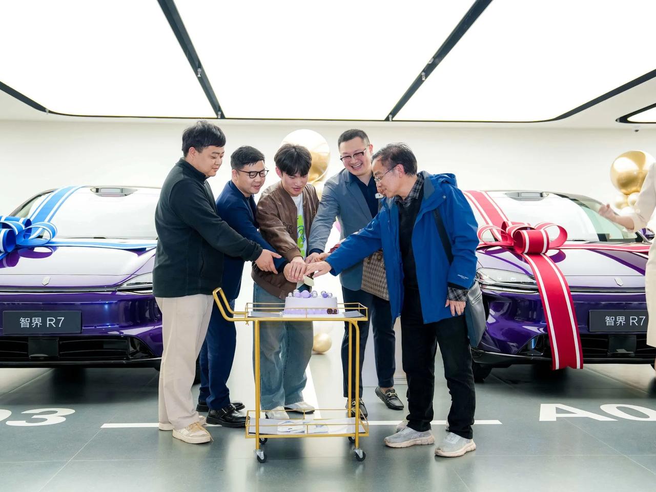 从896线双光路图像级激光雷达的量产上车，到暗夜紫、活力橙两款新车色的颜值进阶，