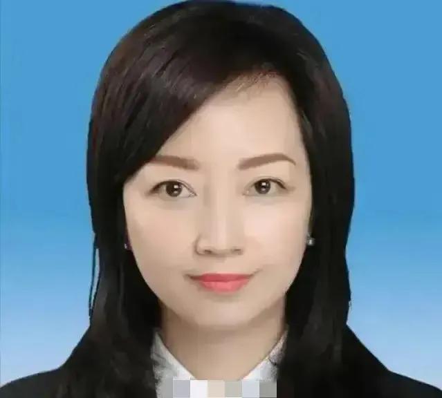 这三名“卧底”揪出来好几个德不配位的领导干部，为她们点赞！[捂脸]