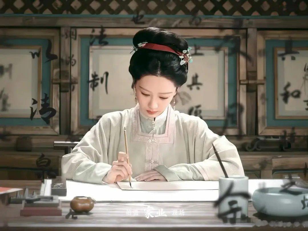 杨紫的T字区很僵硬 好像完全动不了了 