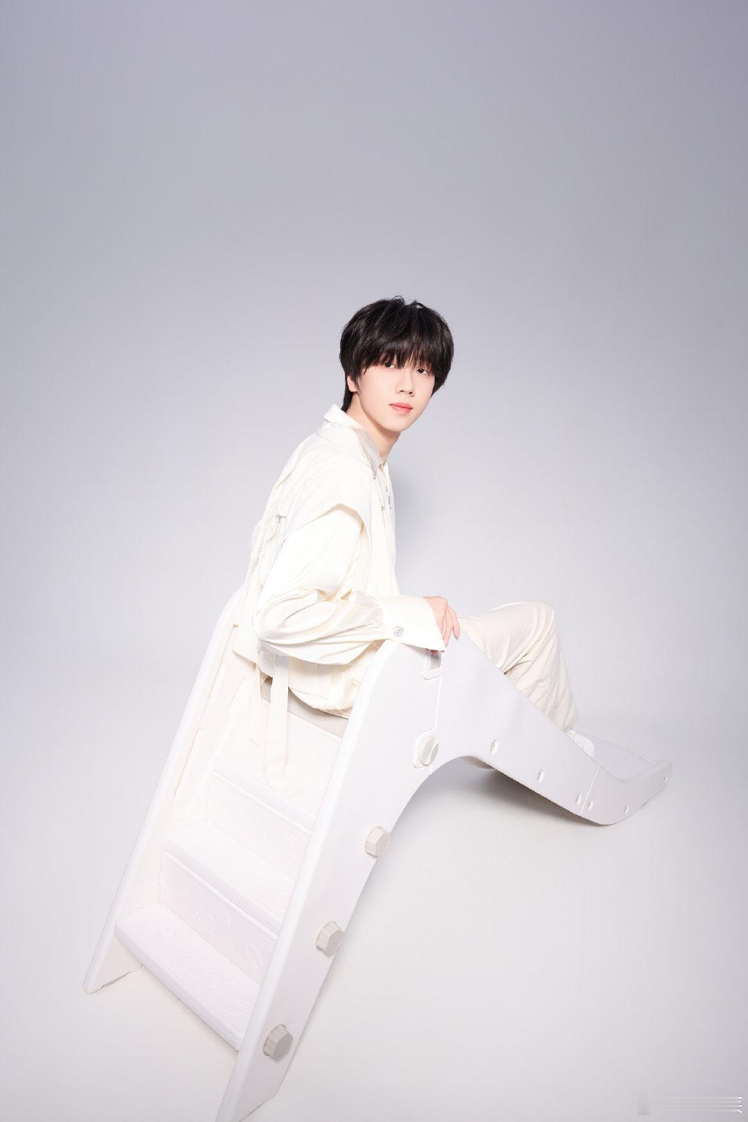 TF期待今天的见面会造型出图，白色系穿搭，扑面而来的清爽感🍃TF四代纯白乐园大