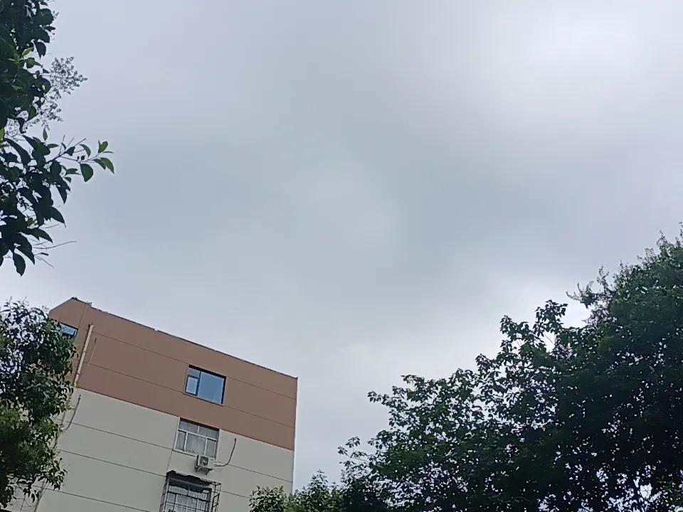 找了三个不炒股的人，让他们对印度股市做个评价。
满分10分，三个人都打了8.8分