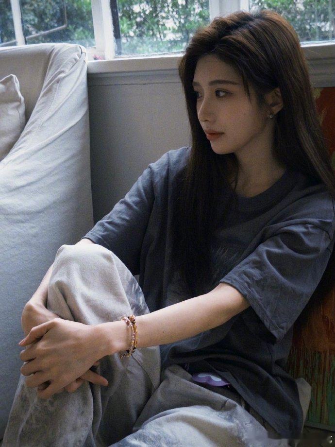 歌手直播沈梦瑶 歌手观众席歌手2026坐在台下静心听歌，眼里满是对音乐与舞台的热