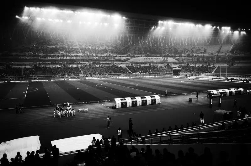 12月6日晚的足协杯决赛太让人激动了！北京国安队凭借外援射手法比奥的帽子戏法，3