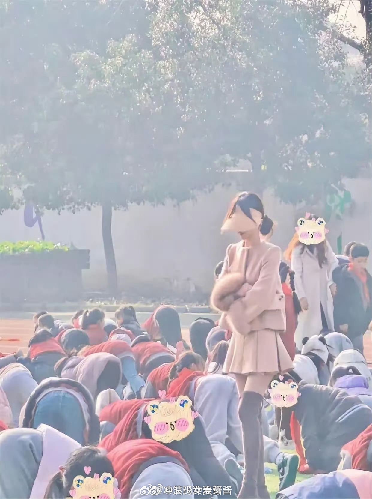 女老师可以穿裙子，但裙摆至少要在膝盖以下比较合适 ​​​
