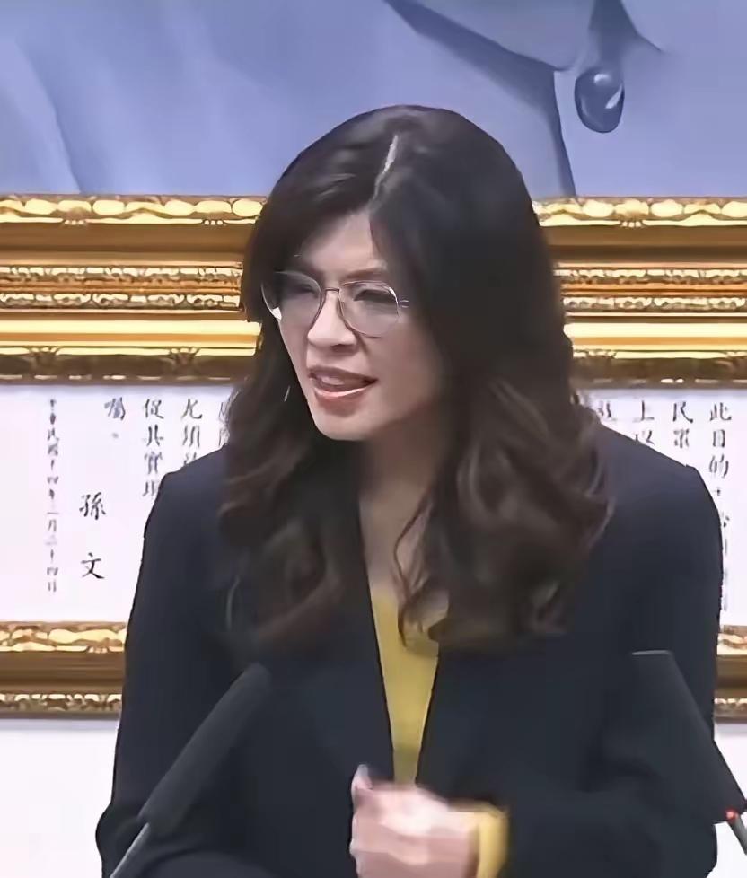 郑丽文在煎熬中……
国民党主席郑丽文，为了2026国民党胜选，终日奔波、劳碌、忍