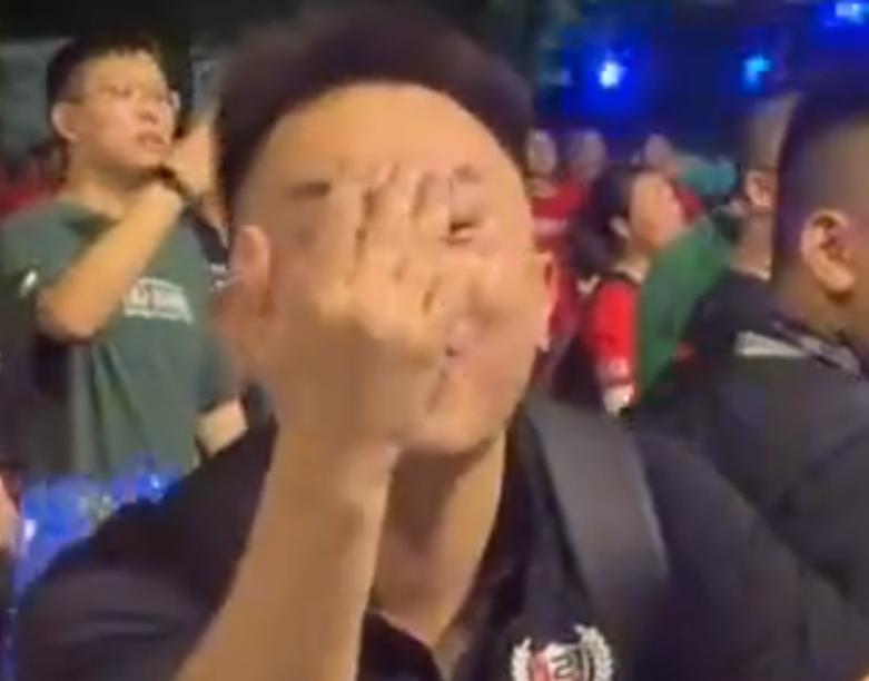 浙江绿城和四川成都赛后爆发激烈冲突，双方险些打成混战。
这还是在有安保的情况下！