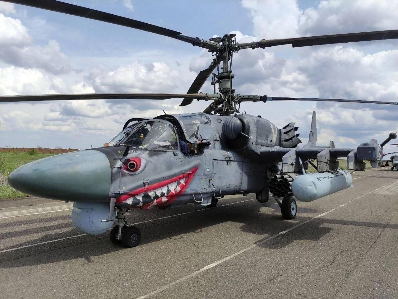 卡-52贴上贴纸风格突变！
在大毛这里，不像美国人那样把飞机和直升机变成绘图板，