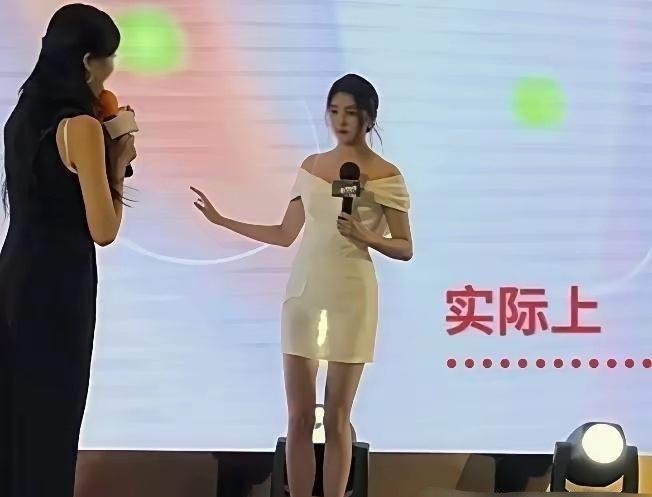 一直对关晓彤的腿长没有概念，直到我看到了这两张图… 