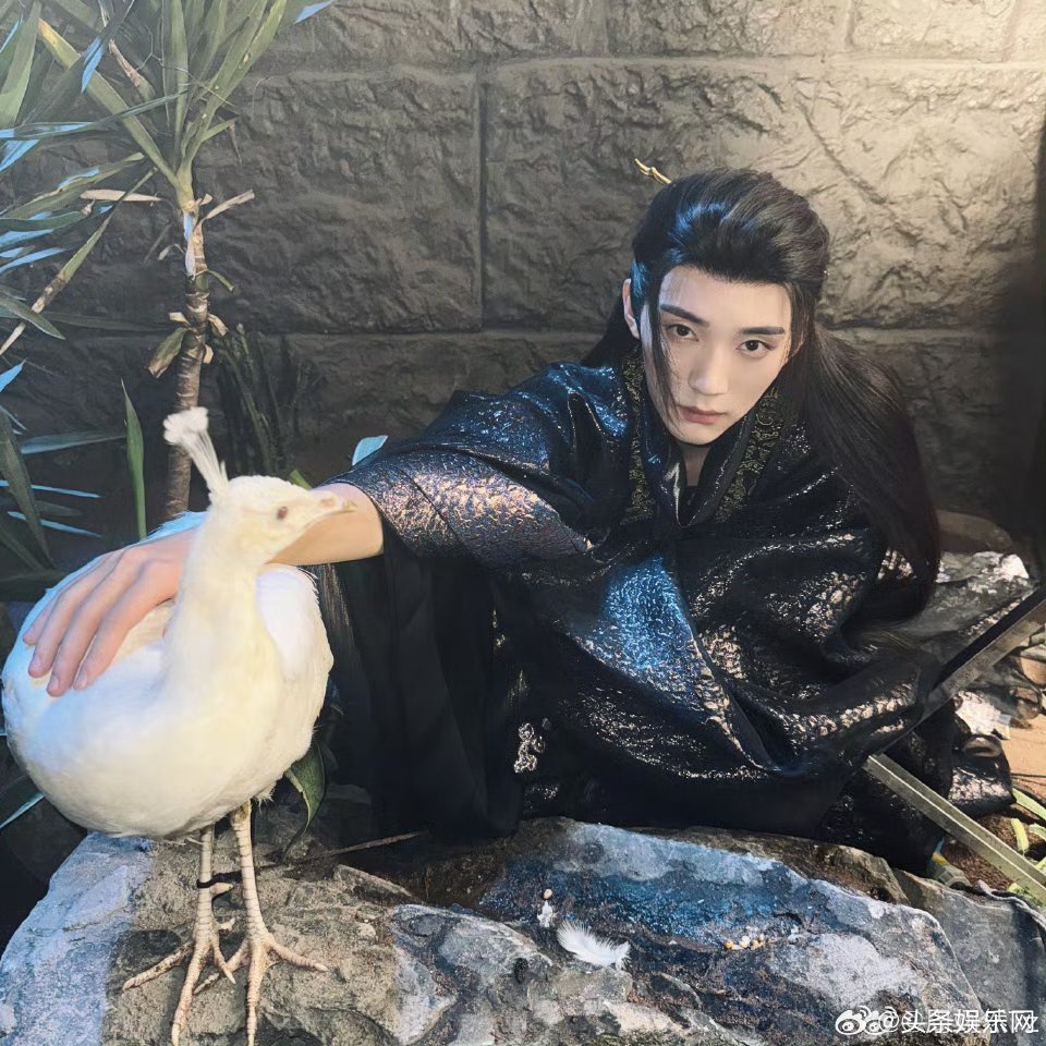 周翊然晒慕清晏战损妆周翊然是正是魔