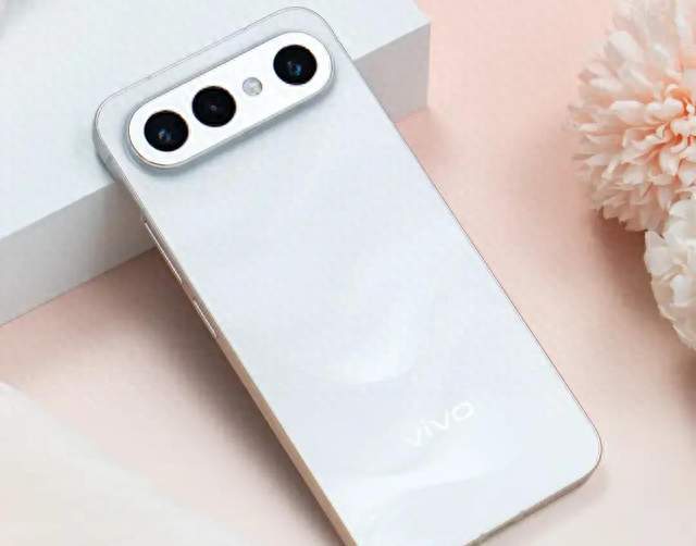 vivo正在“清仓”的一款小屏旗舰，16+512GB+骁龙8Gen5