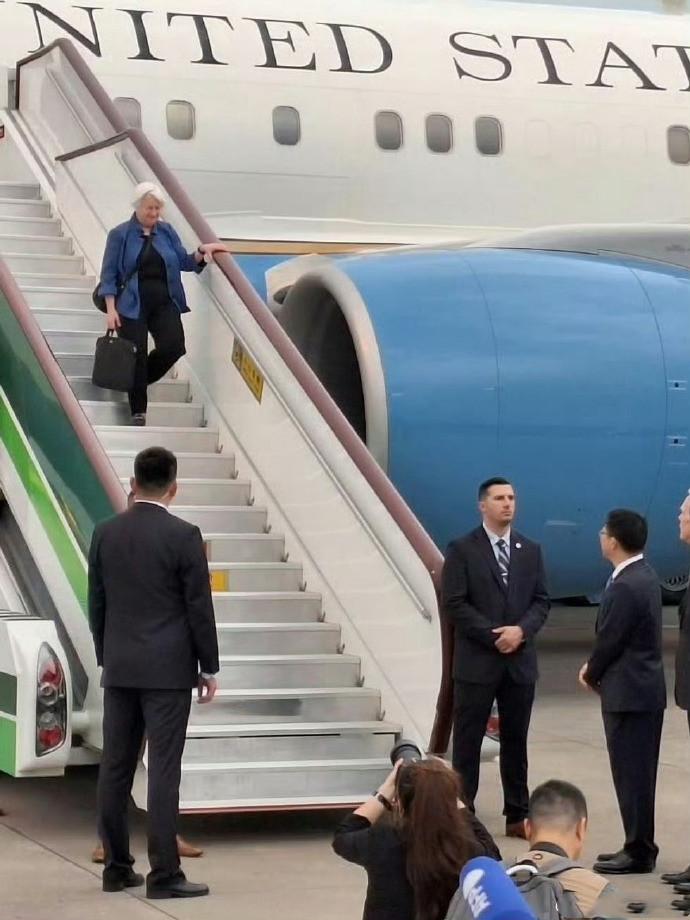 美国财长耶伦又以独特的装扮在中国大秀了一把！

4月4日，美国财政部长耶伦又一次