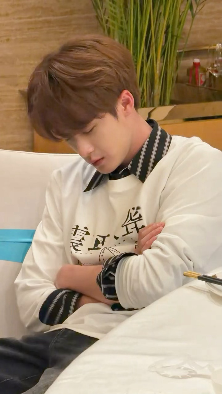 路演那天一天跑了好几场，老公只能在路演间隙闭着眼休息一小会儿😢 