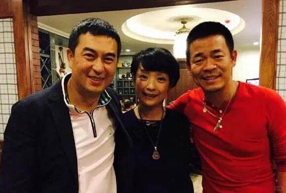 张嘉译平时啥样你绝对想不到
 
荧幕上他是气场拉满的大叔、城府深沉的商界大佬、稳
