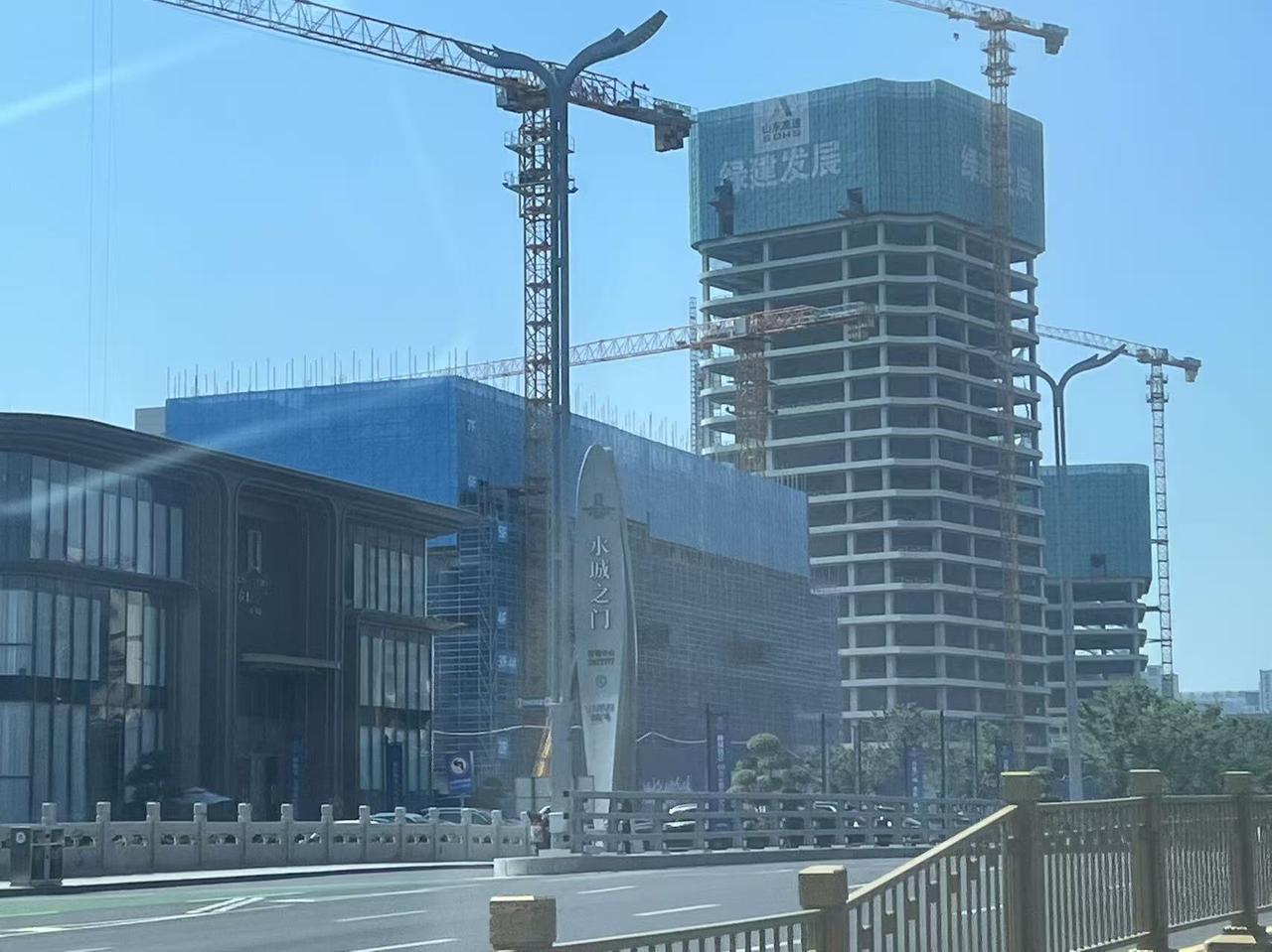 聊城“水城之门”项目正以肉眼可见的速度拔节生长，塔吊林立、楼体渐高，这座位于柳园