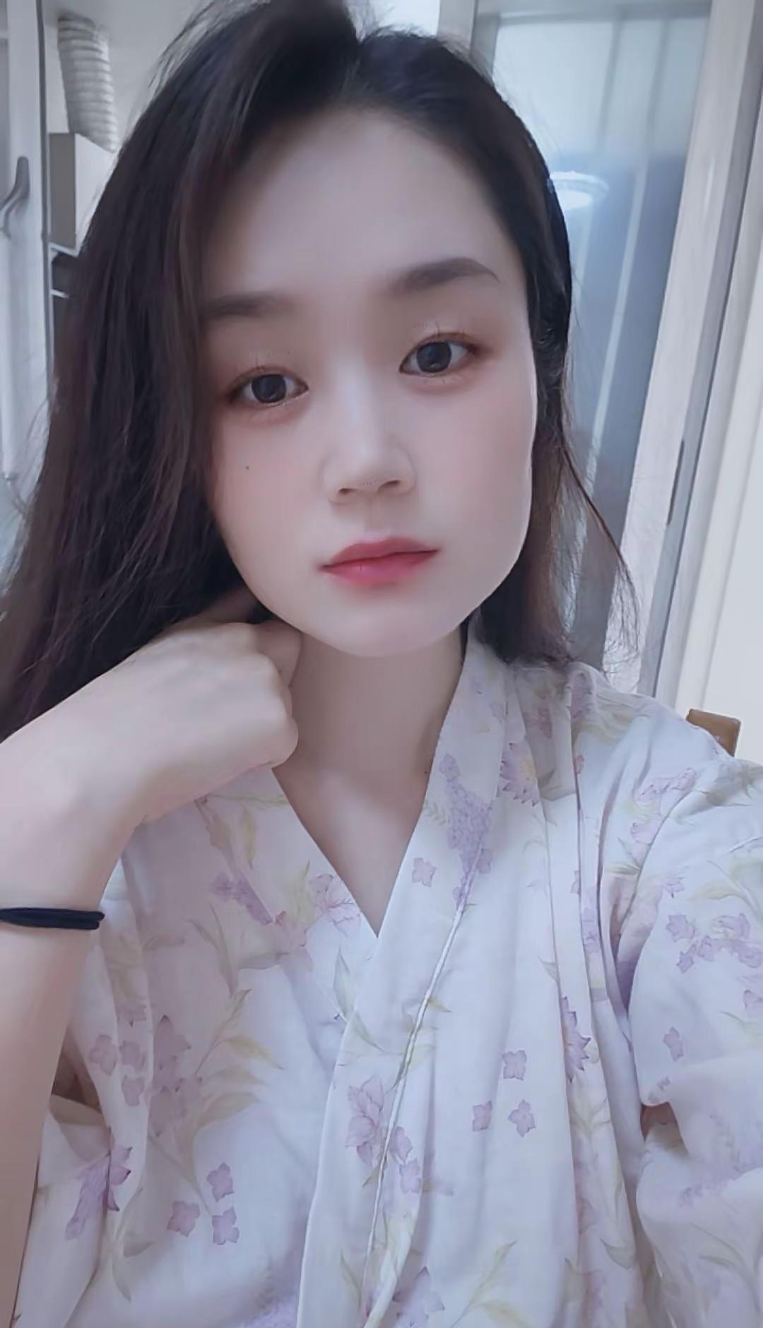 “当你把人性看透，你就会喜欢独处，不愿意掺和无用社交更不会讨好任何人，并不是没有