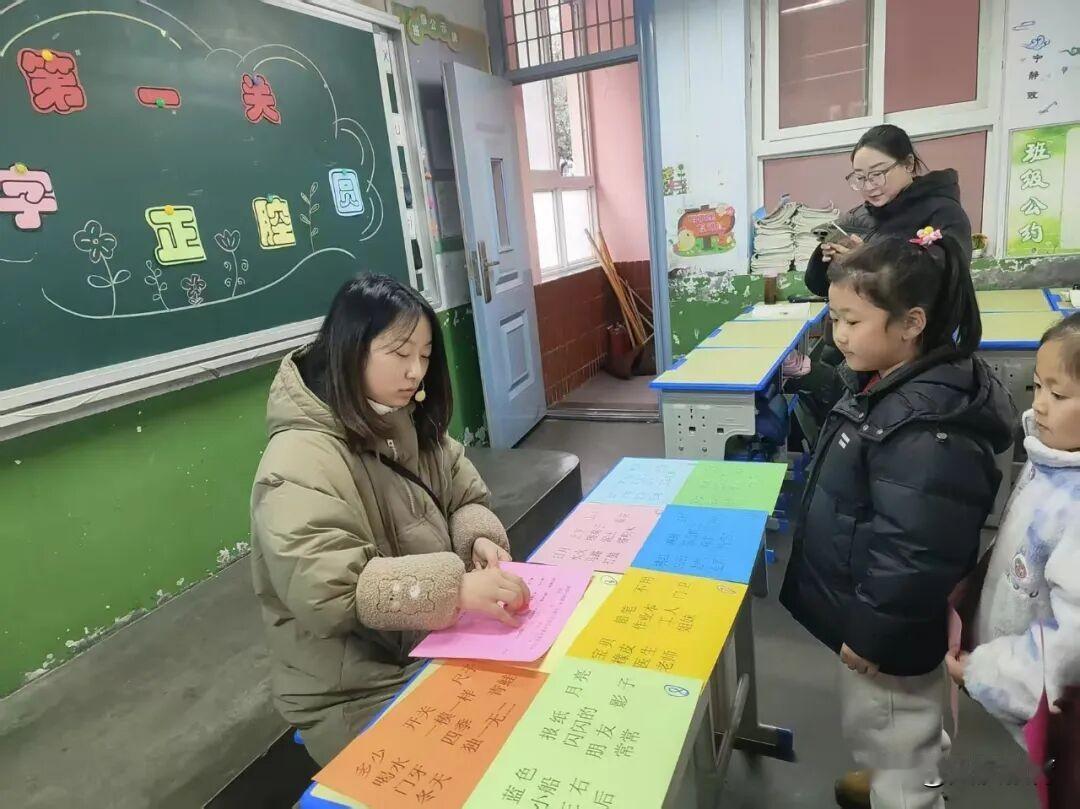 汉台区三丰阁小学一二年级期末综合素养闯关活动纪实
语文学科设置了字正腔圆、富有诗