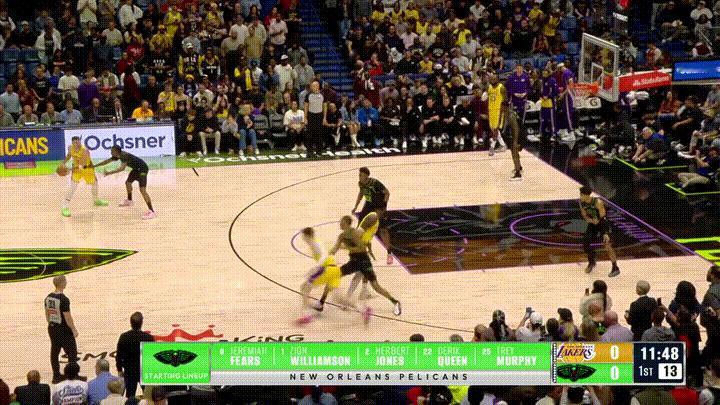 湖人老将詹姆斯真是老夫聊发少年狂！在今天湖人客场挑战鹈鹕的比赛中，当时比赛进行到