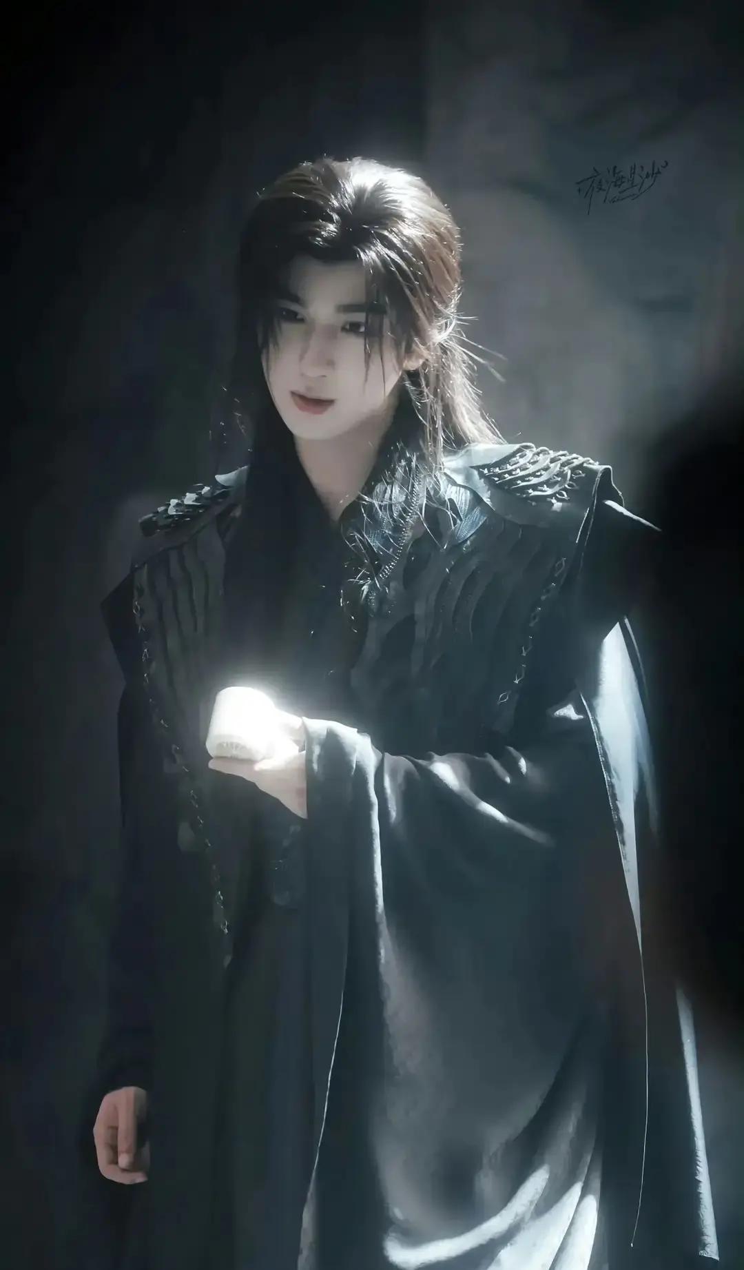 李宏毅被法院点名，1118万强制执行。
十年前他刚成年就签给芒果，公司砸钱培训，