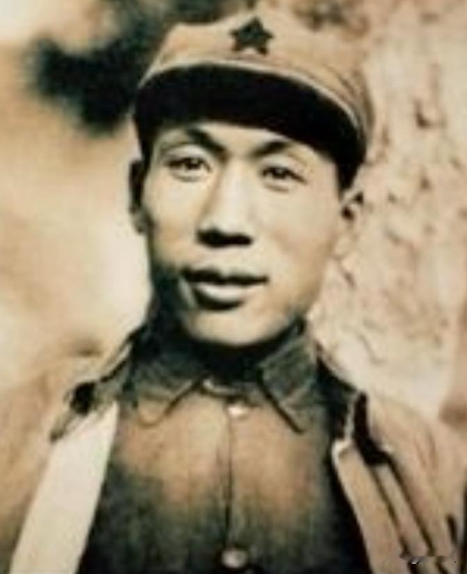 1945年，300多名日军沦为俘虏，其中一名日军少佐胆大妄为，竟指着伍修权腰间讨