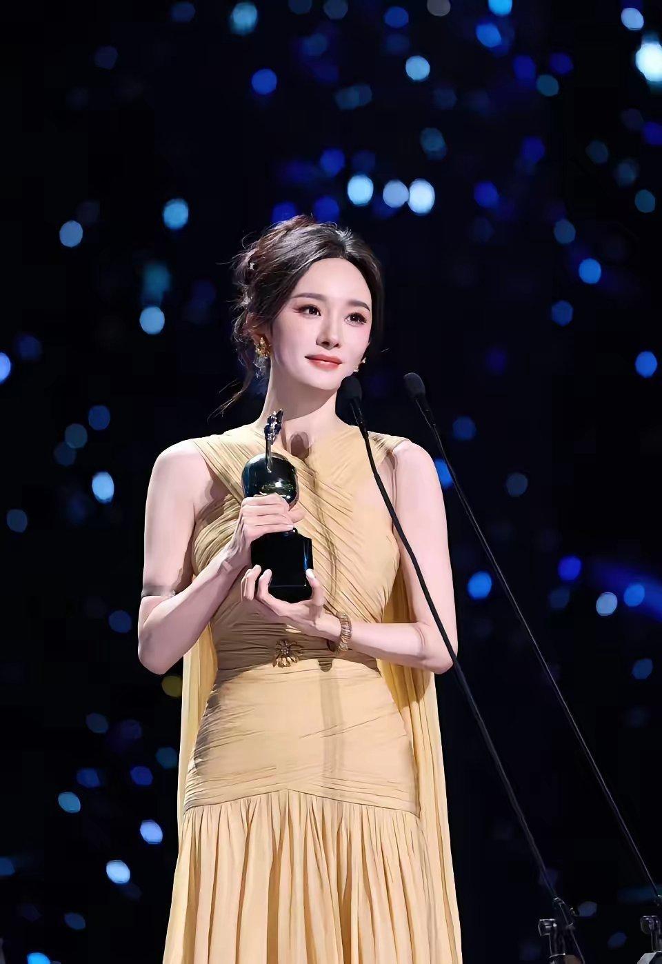 杨幂这个人，哪哪都好，可唯独有一点，如果她再不注意，很容易拉垮形象！那就是她含胸