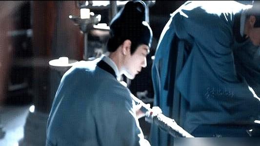 别再吹他演的听话了，那叫藏拙。

《藏海传》里，肖战给上司杨真倒茶那幕，身体前倾