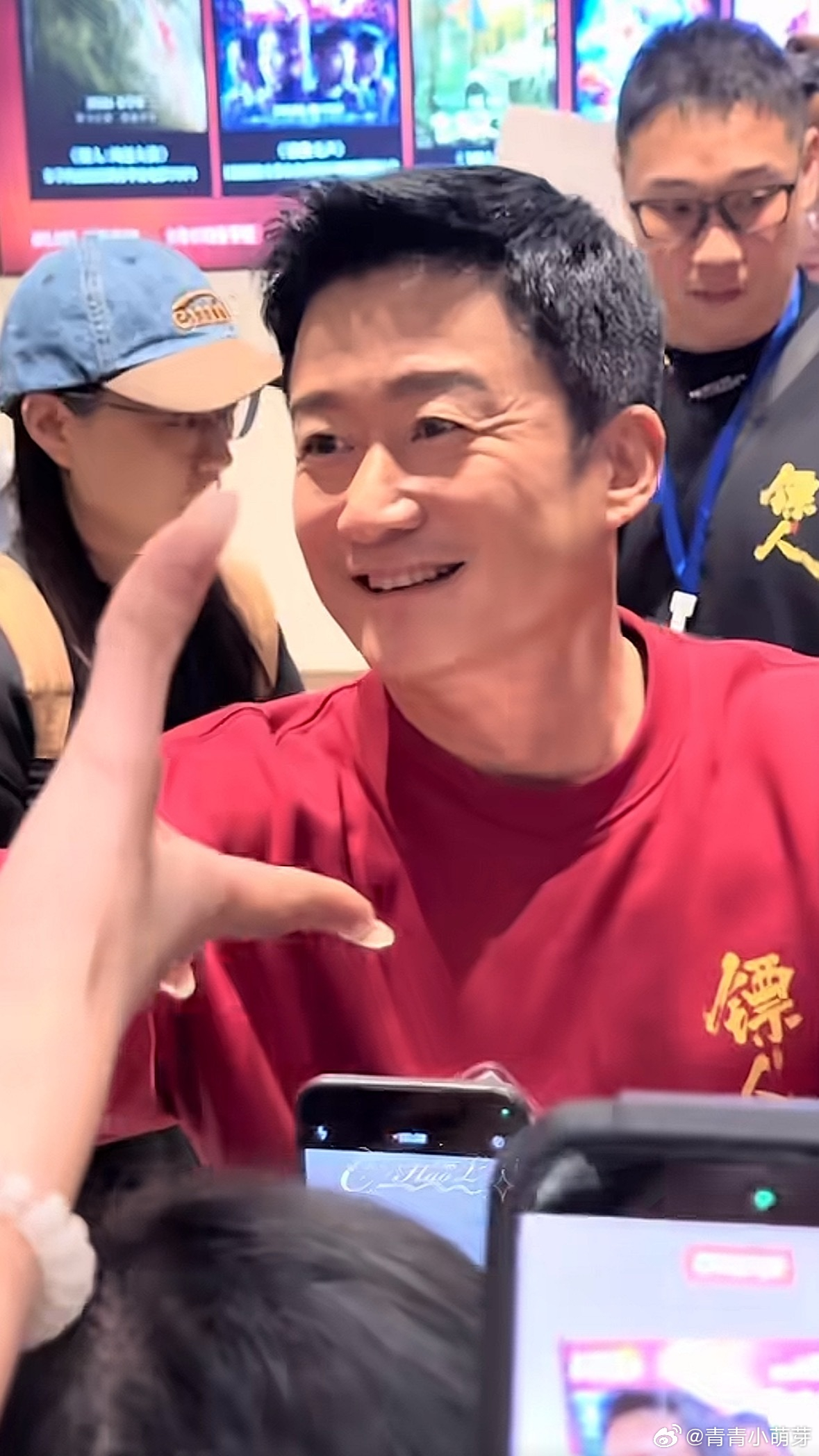 吴京 老人撒饭吴京对待粉丝超真诚，饭撒那叫一个实在。不懂饭圈规则，却热情接住粉丝