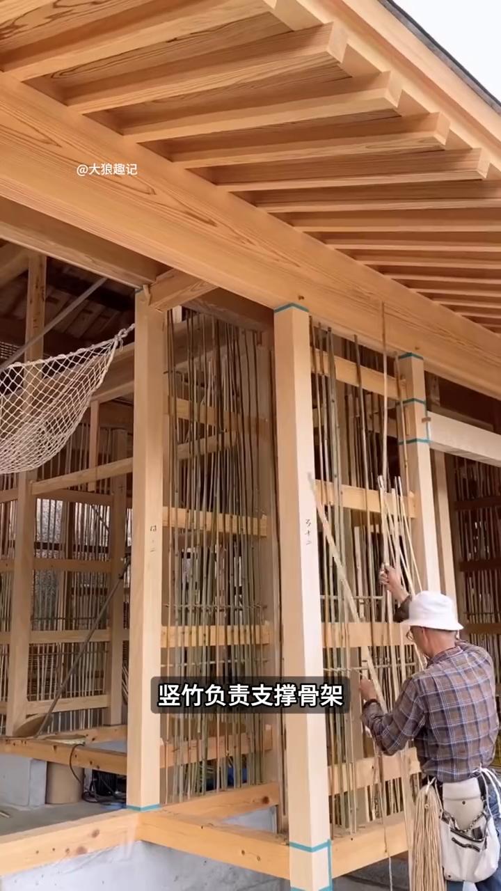 竹编黄泥筑墙。
大狼趣记。
这就是为什么很多日本老房子宁愿用竹子和黄泥砌墙，也不