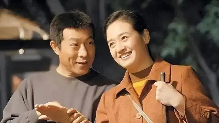 左面的脸太熟了，好多人却不见得能叫出他的名字，他可是国民眼里的好大哥 ，一身正气