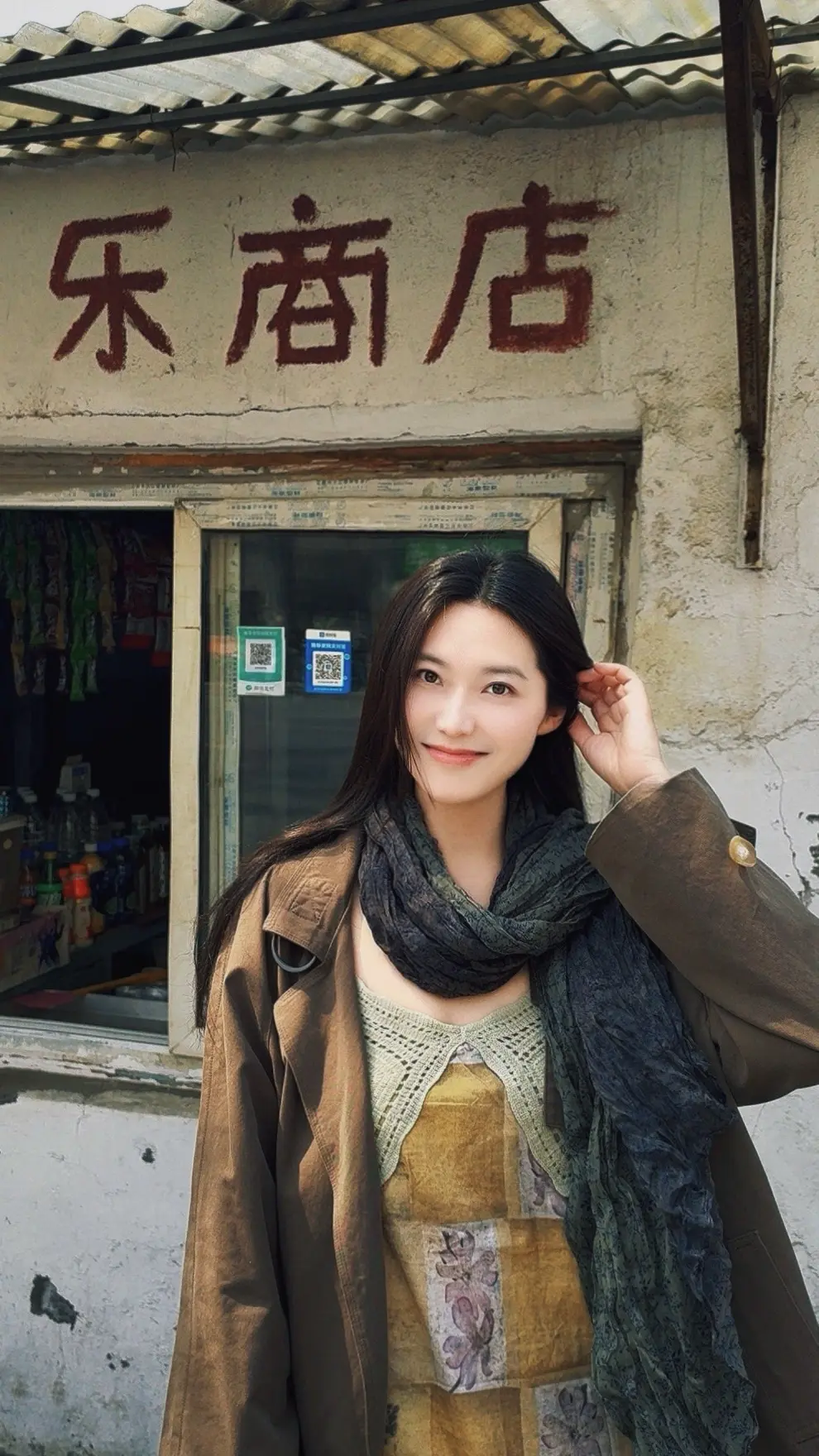 穿梭在老巷里， 斑驳的旧墙、翠绿的藤蔓，还有安静的氛围，能把所有的喧嚣隔开