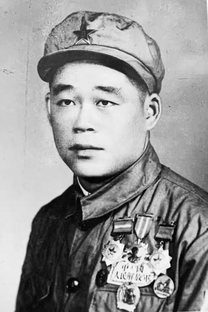 着50式军装的中国人民解放军战士。从他身上挂满的奖章来看，您知道他参加过什么战役