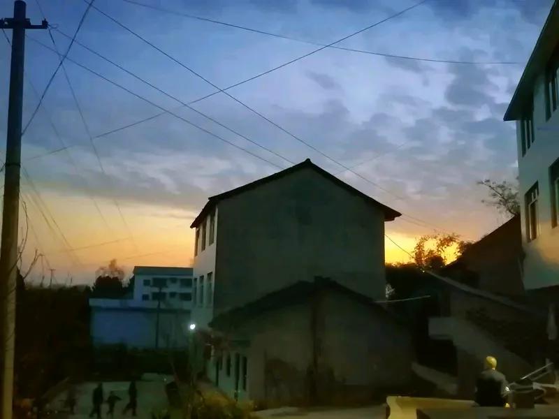 现在的人走亲戚越来越
简单化了！
我的一个姨家表哥，
每逢中秋节和过年，
总是空