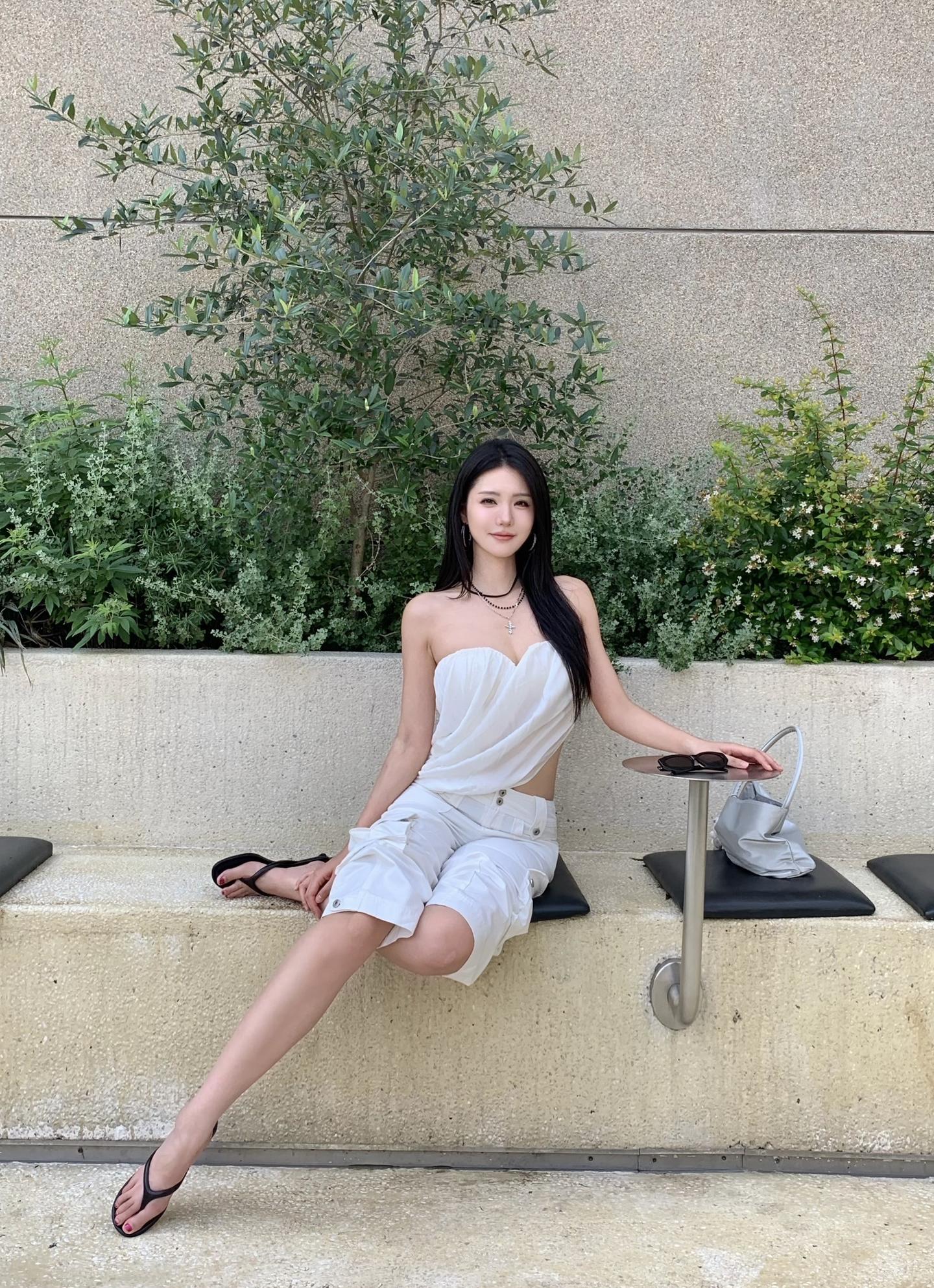 一身白。