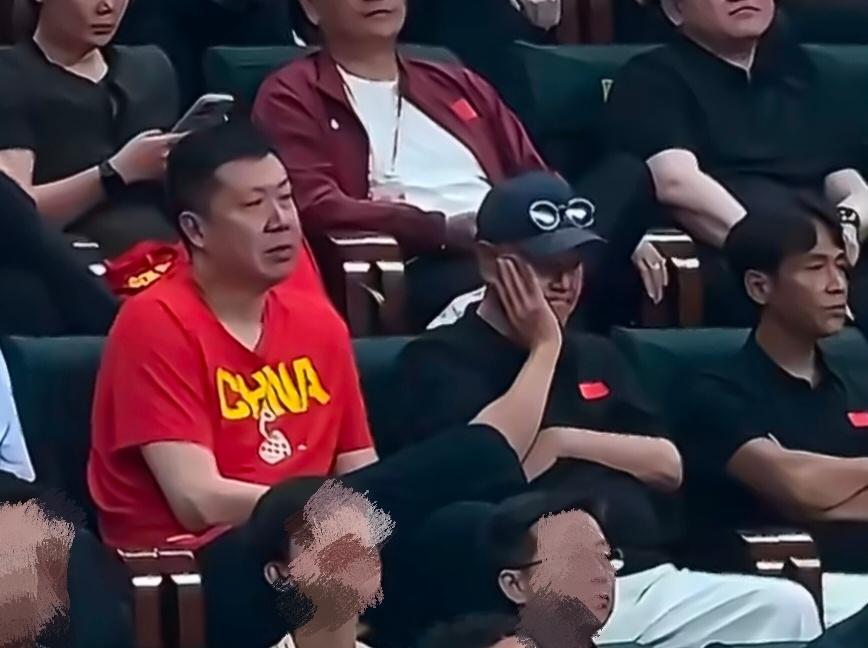 中国男篮vs日本男篮赵本山和宋小宝现场观看脸都看黑了 男篮世预赛中国不敌日本