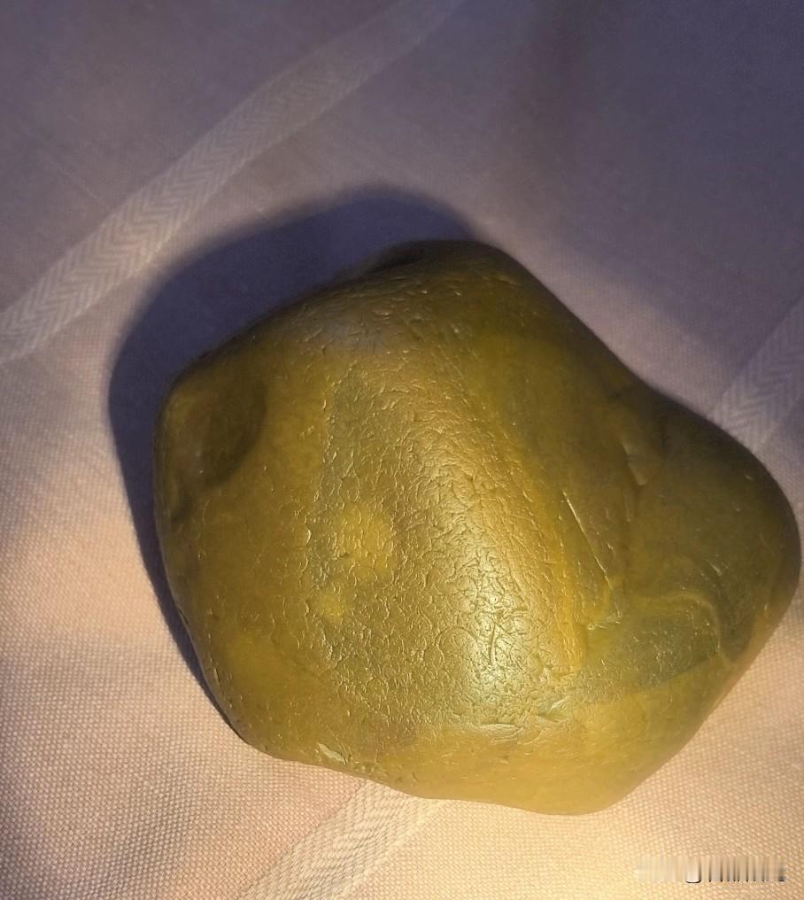 这是我昨天在渭河河滩刚刚捡到的一块很有味道的特殊黄蜡石——鳄皮蟒纹瓷蜡石。

它