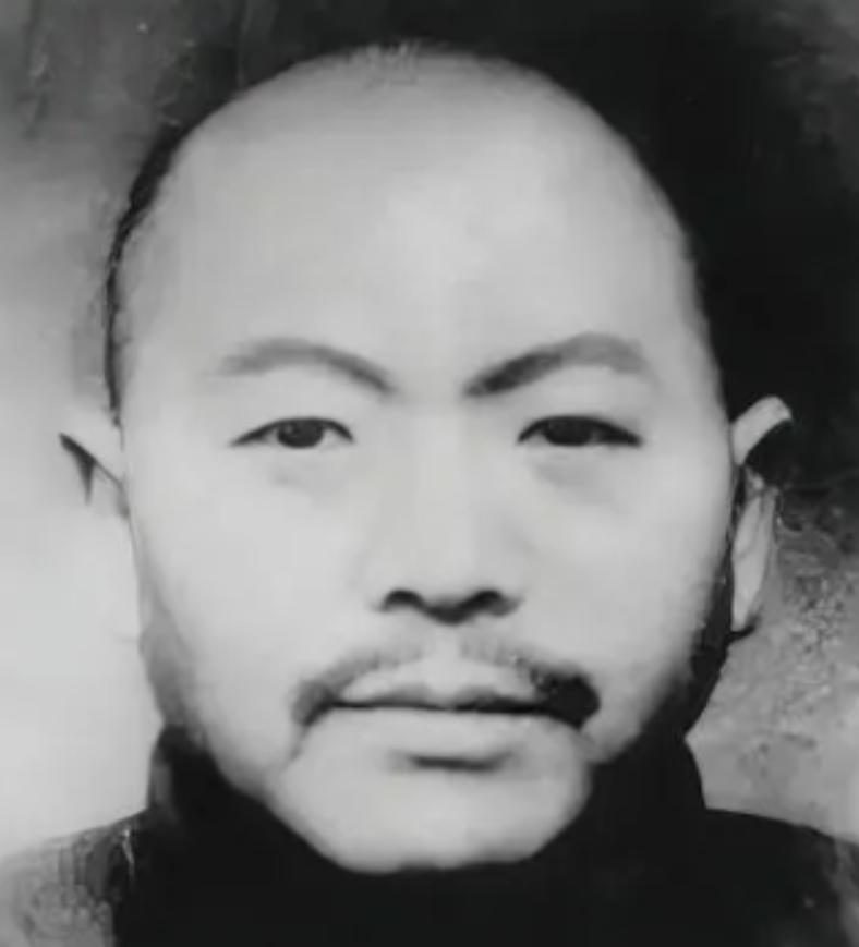 1951年，大汉奸黄标被押上行刑台，子弹上膛那一刻，黄标突然说：“我每个月给新四