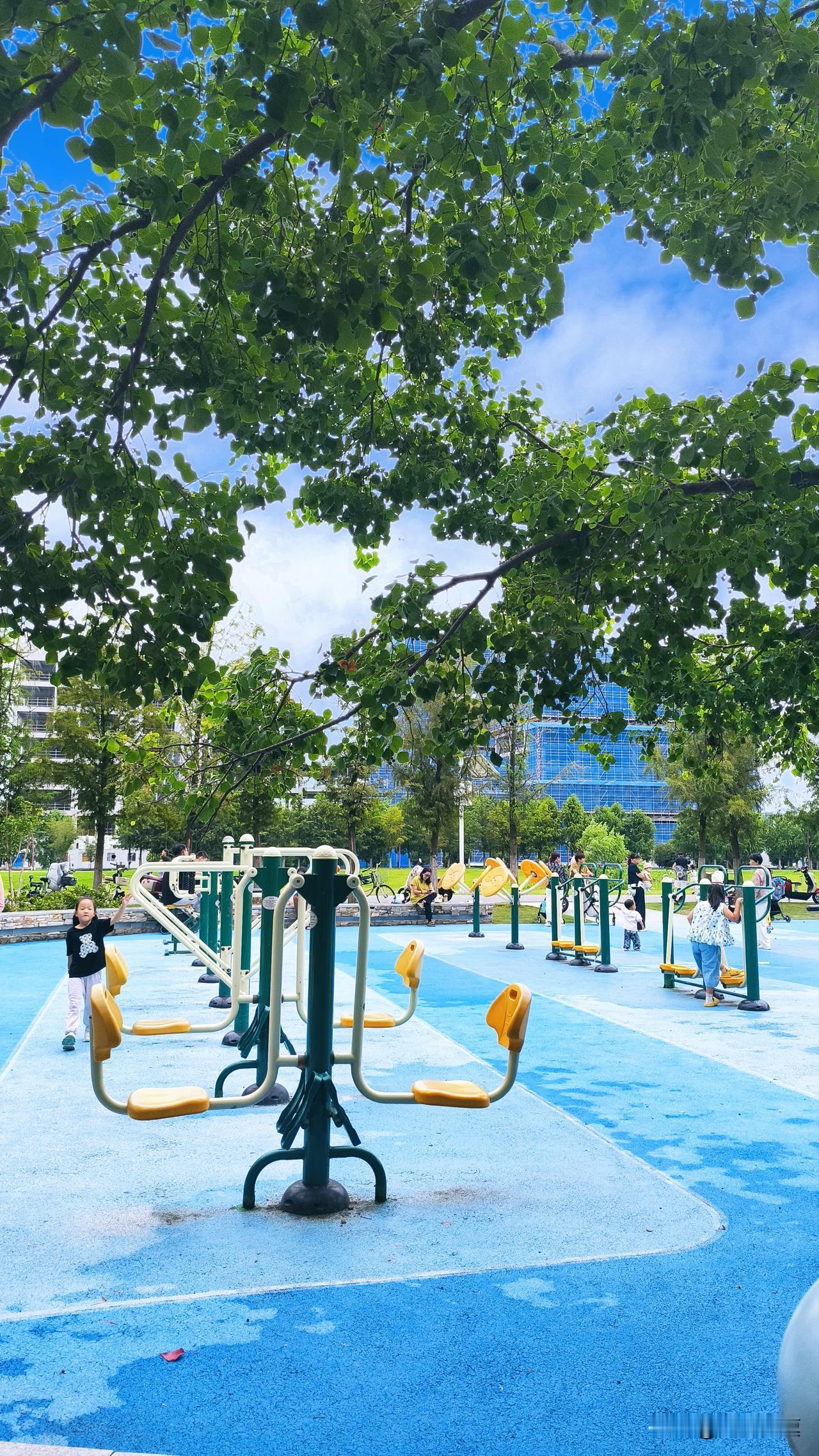 南京这两天的气温慢悠悠往上爬，从今天开始江苏不少城市最高温又摸回30℃以上了。
